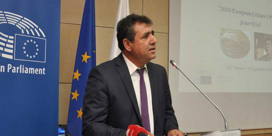 Ο Τ/Κύπριος Σενέρ Ελτζίλ διαμαρτύρεται στην ΕΕ για τον συστηματικό εποικισμό της Κύπρου από την Τουρκία 